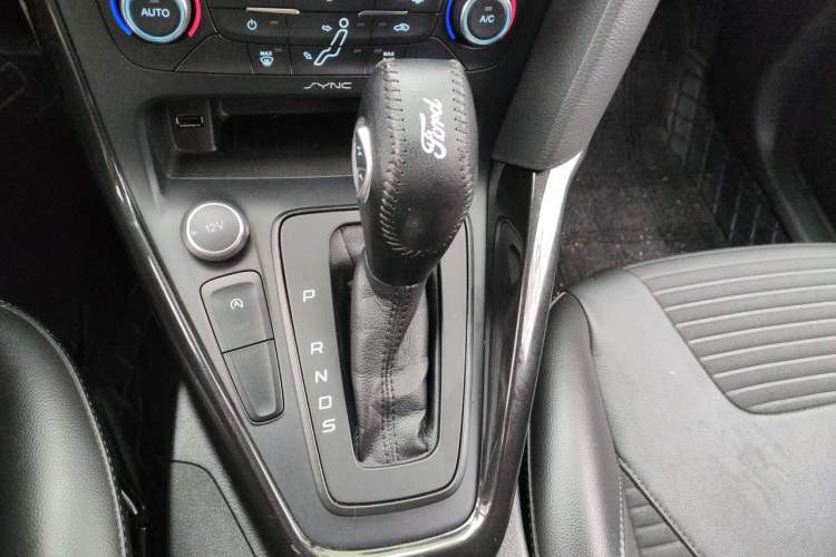 Used Ford Focus 2017 Sedan EcoBoost 180 Automatic Elite Model Gear Lever
