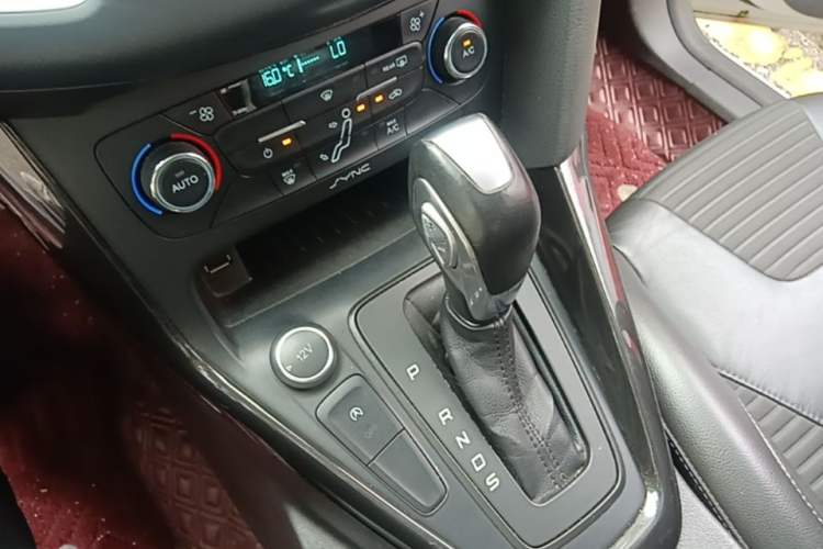 Used Ford Focus 2017 Hatchback EcoBoost 180 Automatic Elite Model Gear Lever