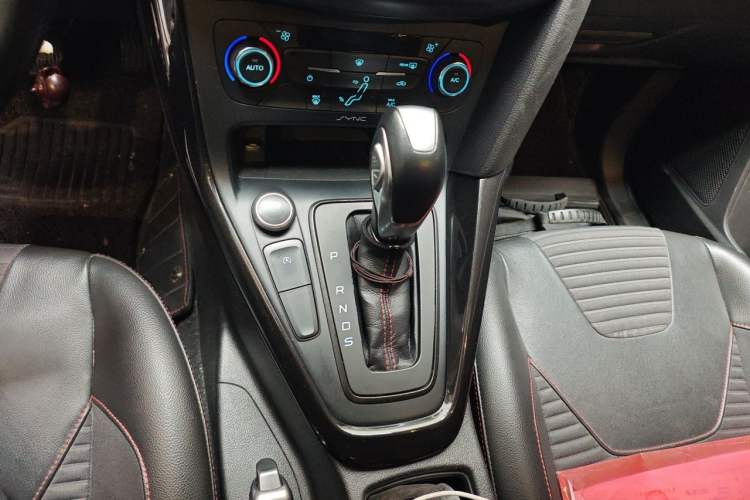 Used Ford Focus 2017 1.5T CTCC White and Black Limited Edition Gear Lever