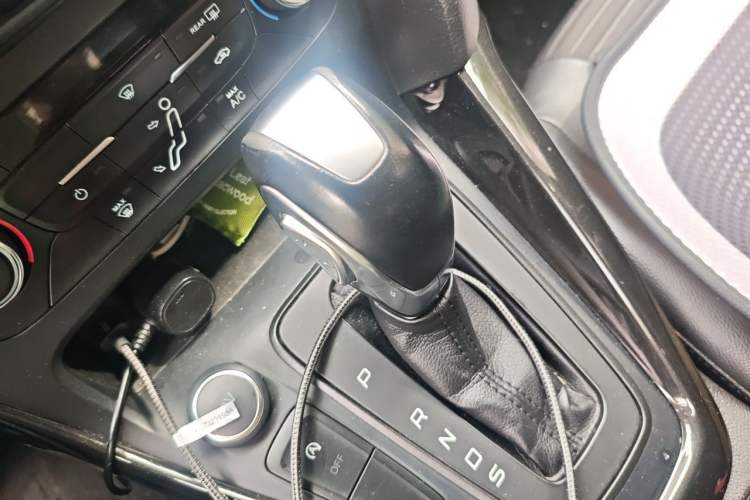 Used Ford Focus 2017 Hatchback EcoBoost 125 Automatic - Ultra-Powerful Style Edition with Smart Drive Features Gear Lever