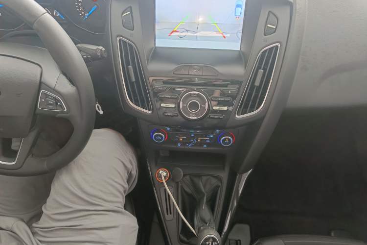 Used Ford Focus 2017 Hatchback 1.6L Manual Fashion Edition SmartDrive Version Gear Lever