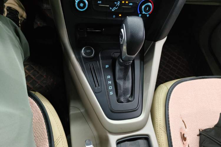 Used Ford Focus 2017 Sedan 1.6L Automatic Comfort Plus SmartDrive Edition Gear Lever