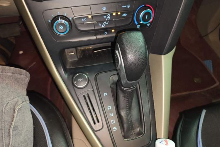 Used Ford Focus 2017 Sedan 1.6L Automatic Comfort Plus SmartDrive Edition Gear Lever