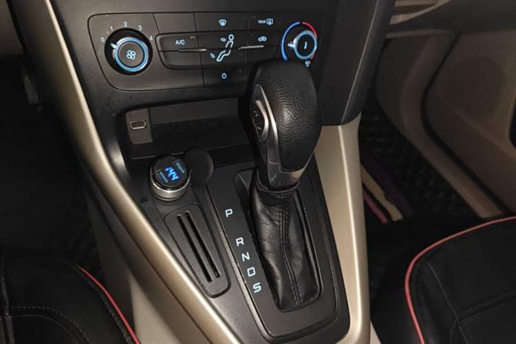 Used Ford Focus 2017 Sedan 1.6L Automatic Comfort Plus SmartDrive Edition Gear Lever