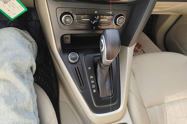 Used Ford Focus 2017 Sedan 1.6L Automatic Comfort Plus SmartDrive Edition Gear Lever