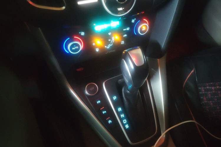 Used Ford Focus 2017 Sedan EcoBoost 180 Automatic Flagship Model Gear Lever