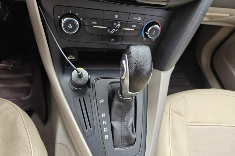 Used Ford Focus 2017 Sedan 1.6L Automatic Comfort Plus SmartDrive Edition Gear Lever