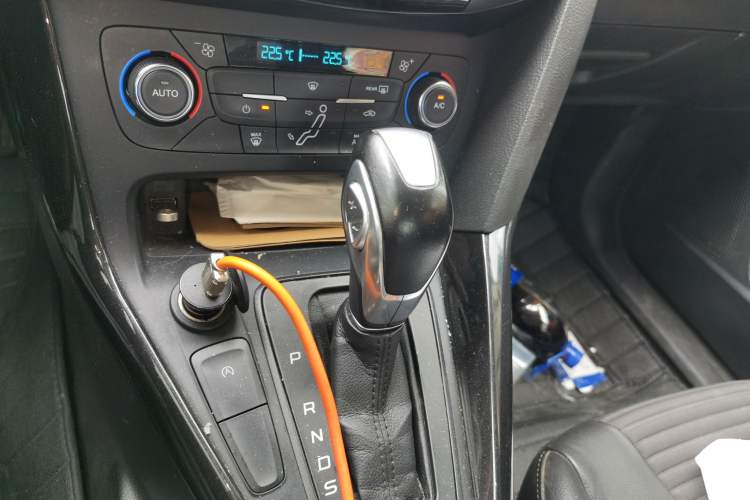 Used Ford Focus 2017 Sedan EcoBoost 125 Automatic Supreme Style SmartDrive Edition Gear Lever