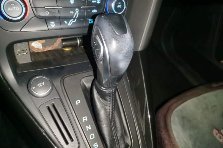 Used Ford Focus 2017 Hatchback 1.6L Automatic Fashion Edition Smart Drive Version Gear Lever