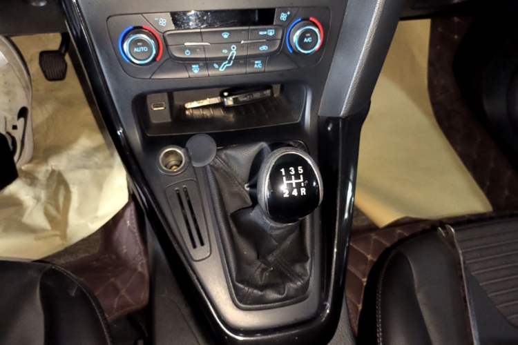 Used Ford Focus 2017 Sedan 1.6L Manual Fashion Edition Smart Drive Version Gear Lever