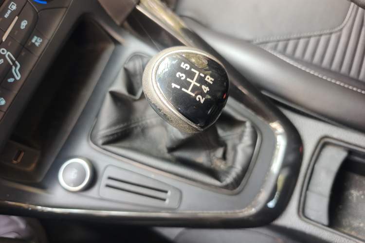Used Ford Focus 2017 Sedan 1.6L Manual Fashion Edition Smart Drive Version Gear Lever