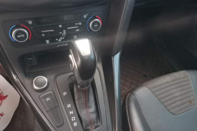 Used Ford Focus 2017 1.5T CTCC White and Black Limited Edition Gear Lever