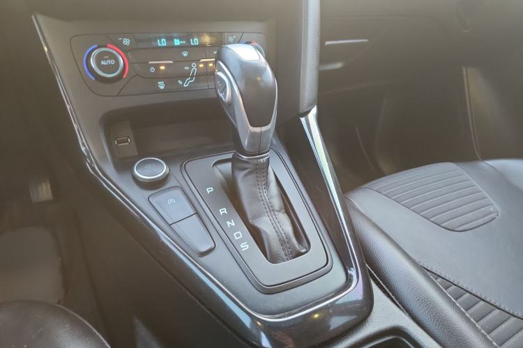 Used Ford Focus 2017 Sedan EcoBoost 125 Automatic Supreme Style SmartDrive Edition Gear Lever