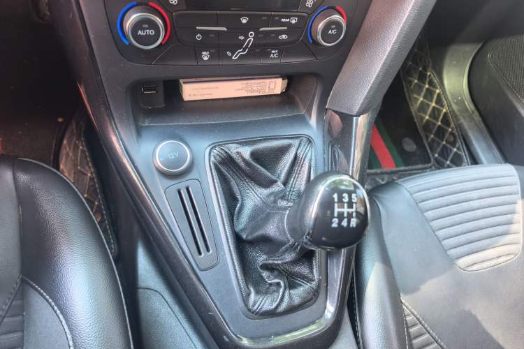 Used Ford Focus 2017 Hatchback 1.6L Manual Fashion Edition SmartDrive Version Gear Lever
