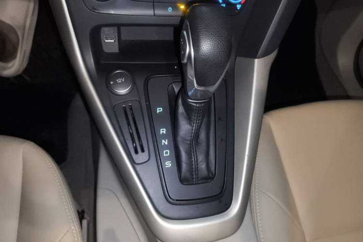 Used Ford Focus 2017 Sedan 1.6L Automatic Comfort Plus SmartDrive Edition Gear Lever