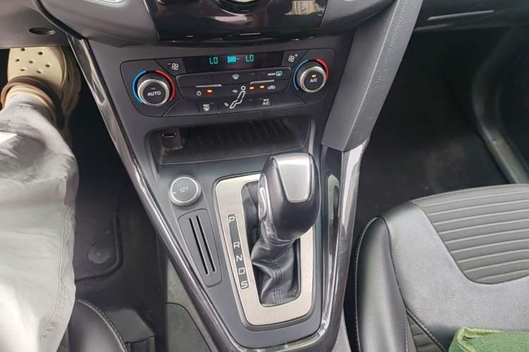 Used Ford Focus 2017 Sedan 1.6L Automatic Fashion Edition Smart Drive Version Gear Lever
