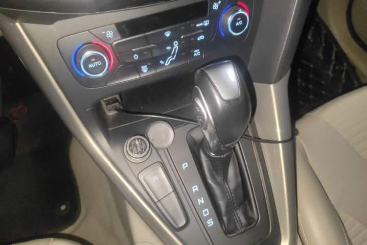 Used Ford Focus 2017 Hatchback EcoBoost 125 Automatic - Ultra-Powerful Style Edition with Smart Drive Features Gear Lever