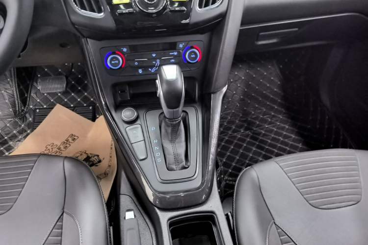 Used Ford Focus 2017 Hatchback EcoBoost 125 Automatic - Ultra-Powerful Style Edition with Smart Drive Features Gear Lever