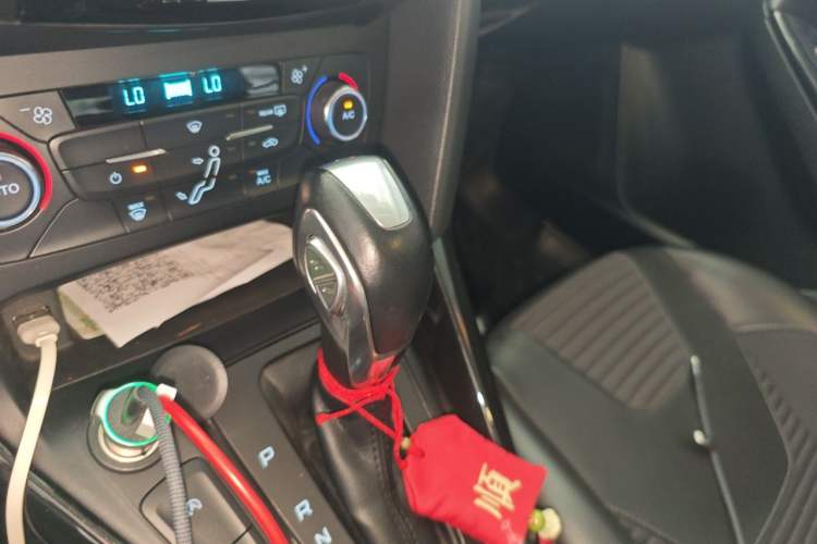 Used Ford Focus 2017 Sedan EcoBoost 125 Automatic Supreme Style SmartDrive Edition Gear Lever