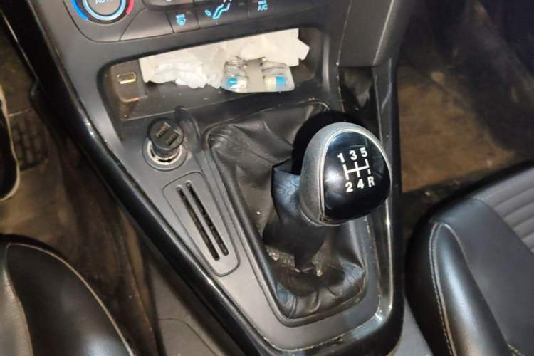 Used Ford Focus 2017 Hatchback 1.6L Manual Fashion Edition SmartDrive Version Gear Lever