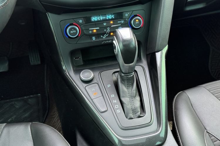 Used Ford Focus 2017 Sedan EcoBoost 180 Automatic Elite Model Gear Lever