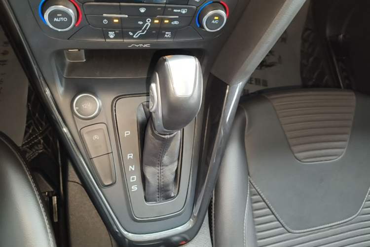 Used Ford Focus 2017 Sedan EcoBoost 180 Automatic Elite Model Gear Lever