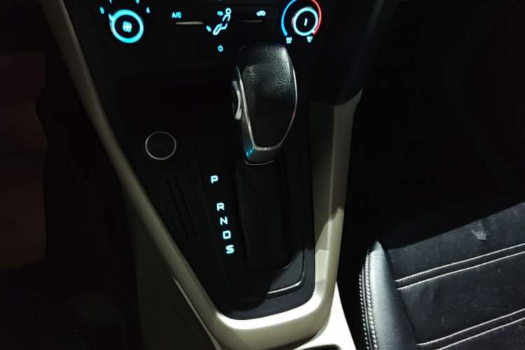 Used Ford Focus 2017 Sedan 1.6L Automatic Comfort Plus SmartDrive Edition Gear Lever