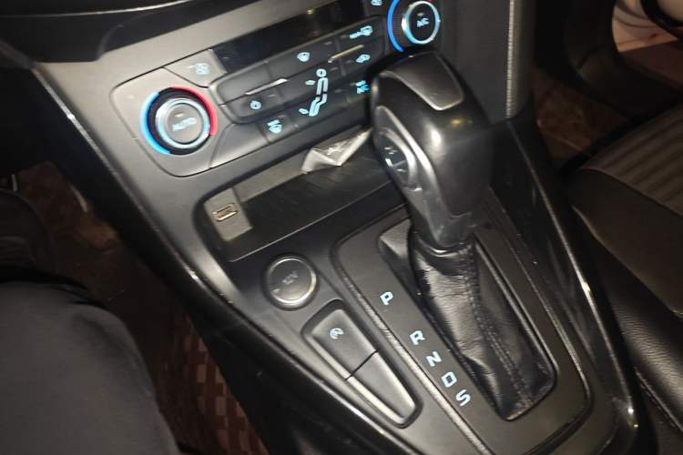 Used Ford Focus 2017 Sedan EcoBoost 125 Automatic Supreme Style SmartDrive Edition Gear Lever