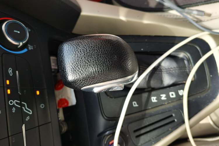 Used Ford Focus 2017 Sedan 1.6L Automatic Comfort Plus SmartDrive Edition Gear Lever