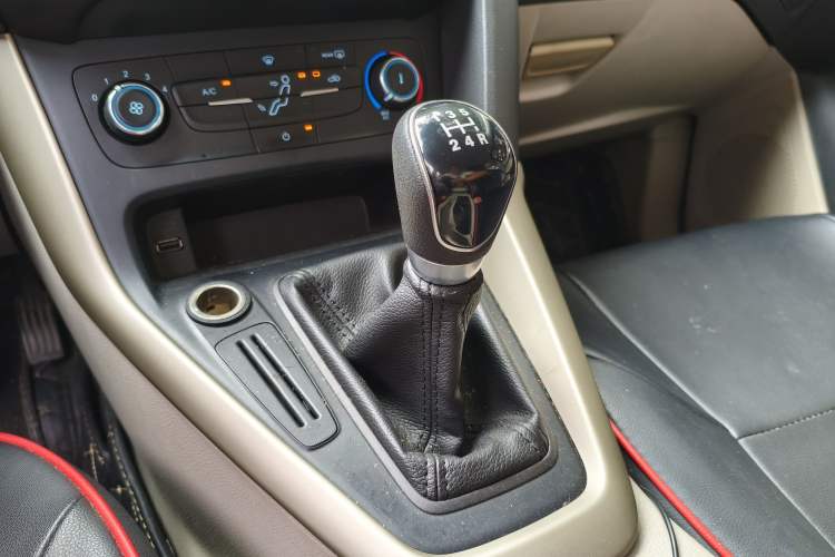 Used Ford Focus 2017 Sedan 1.6L Manual Comfort Plus SmartDrive Edition Gear Lever