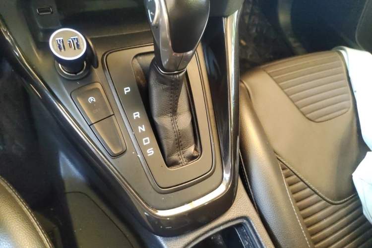 Used Ford Focus 2017 Sedan EcoBoost 180 Automatic Elite Model Gear Lever