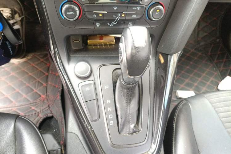 Used Ford Focus 2017 Sedan EcoBoost 125 Automatic Supreme Style SmartDrive Edition Gear Lever