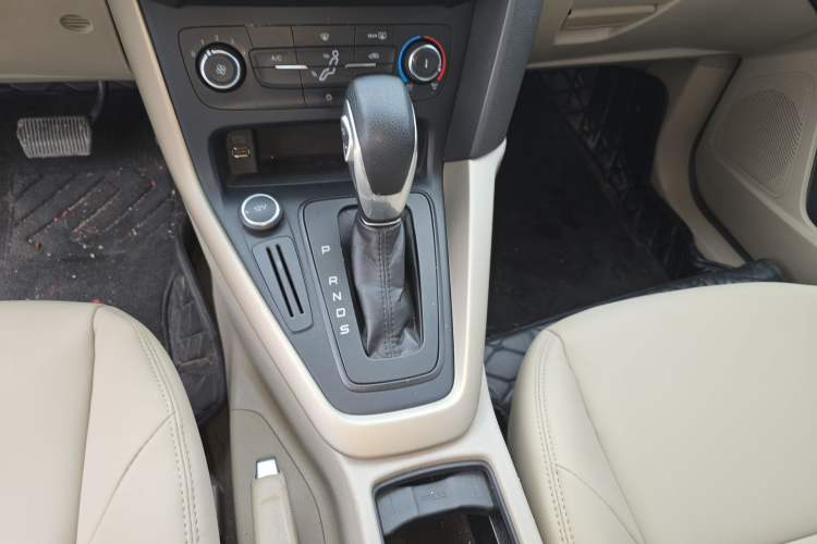 Used Ford Focus 2017 Sedan 1.6L Automatic Comfort Plus SmartDrive Edition Gear Lever