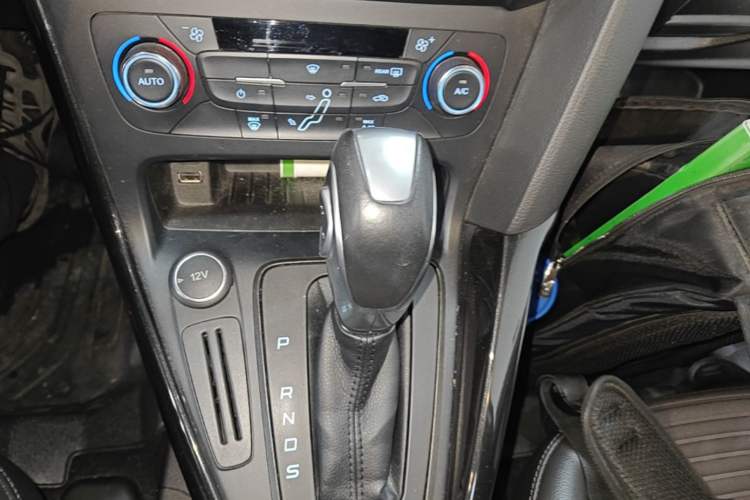 Used Ford Focus 2017 Hatchback 1.6L Automatic Fashion Edition Smart Drive Version Gear Lever