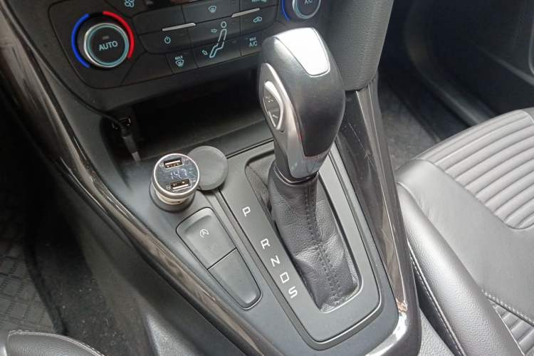 Used Ford Focus 2017 Sedan EcoBoost 125 Automatic Supreme Style SmartDrive Edition Gear Lever