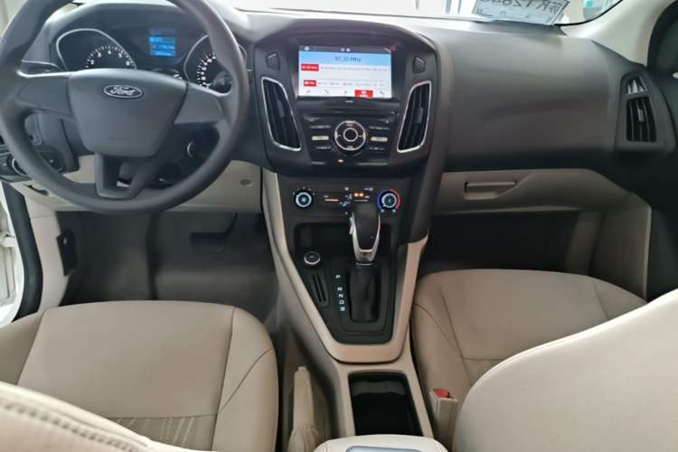 Used Ford Focus 2017 Sedan 1.6L Automatic Comfort Plus SmartDrive Edition Gear Lever