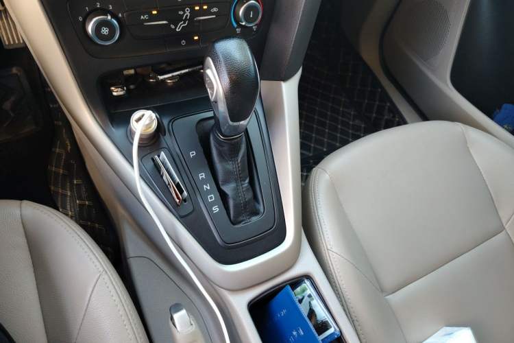 Used Ford Focus 2017 Sedan 1.6L Automatic Comfort Plus SmartDrive Edition Gear Lever