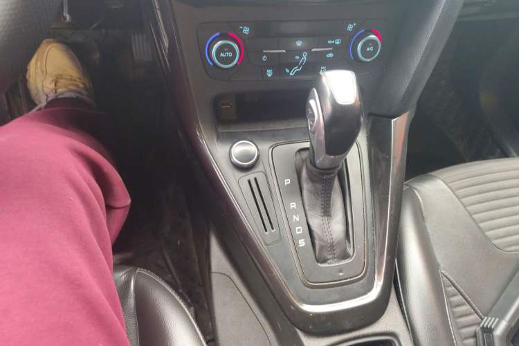 Used Ford Focus 2017 Sedan 1.6L Automatic Fashion Edition Smart Drive Version Gear Lever