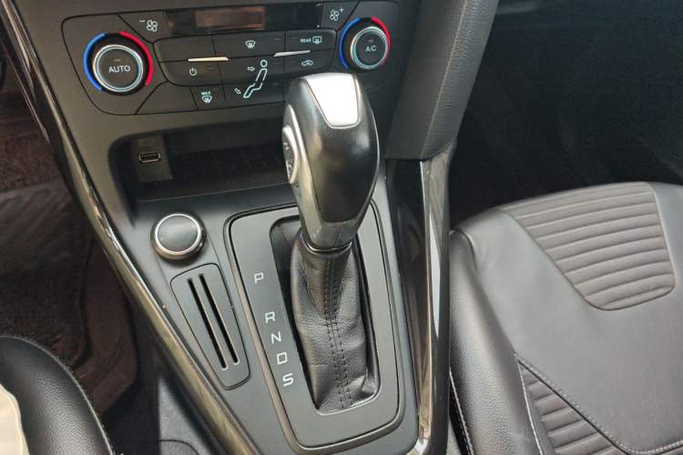 Used Ford Focus 2017 Hatchback 1.6L Automatic Fashion Edition Smart Drive Version Gear Lever