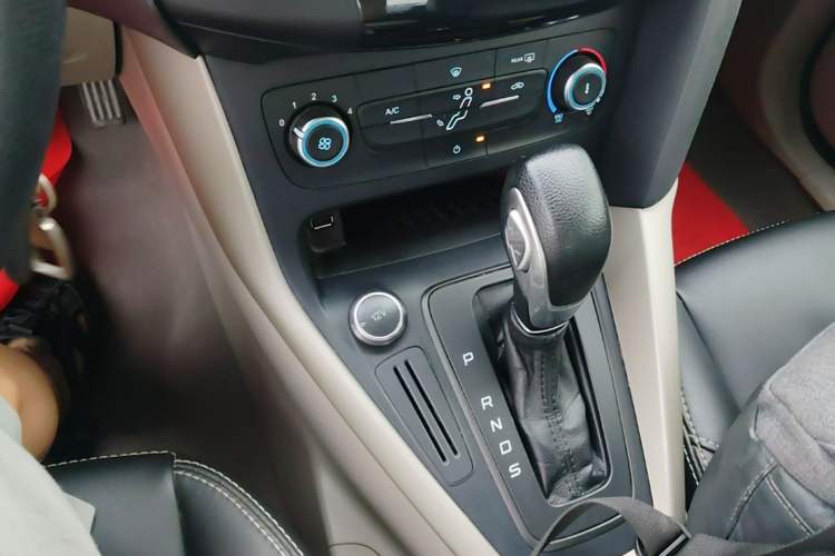 Used Ford Focus 2017 Sedan 1.6L Automatic Comfort Plus SmartDrive Edition Gear Lever