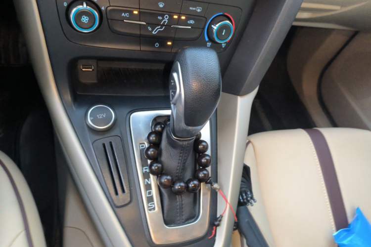 Used Ford Focus 2017 Sedan 1.6L Automatic Comfort Plus SmartDrive Edition Gear Lever