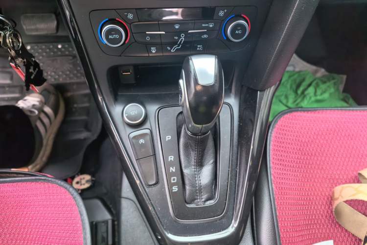 Used Ford Focus 2017 Hatchback EcoBoost 125 Automatic - Ultra-Powerful Style Edition with Smart Drive Features Gear Lever