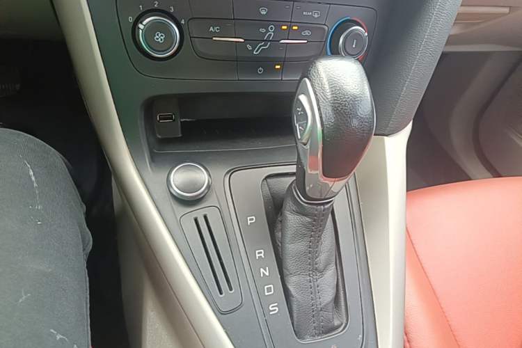 Used Ford Focus 2017 Sedan 1.6L Automatic Comfort Plus SmartDrive Edition Gear Lever