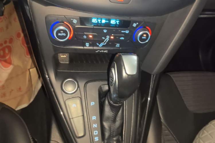 Used Ford Focus 2017 Sedan EcoBoost 180 Automatic Elite Model Gear Lever