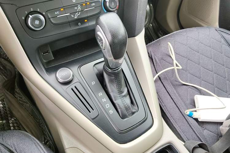 Used Ford Focus 2017 Sedan 1.6L Automatic Comfort Plus SmartDrive Edition Gear Lever