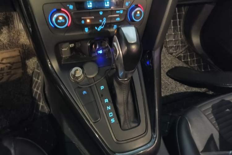 Used Ford Focus 2017 Sedan EcoBoost 125 Automatic Supreme Style SmartDrive Edition Gear Lever