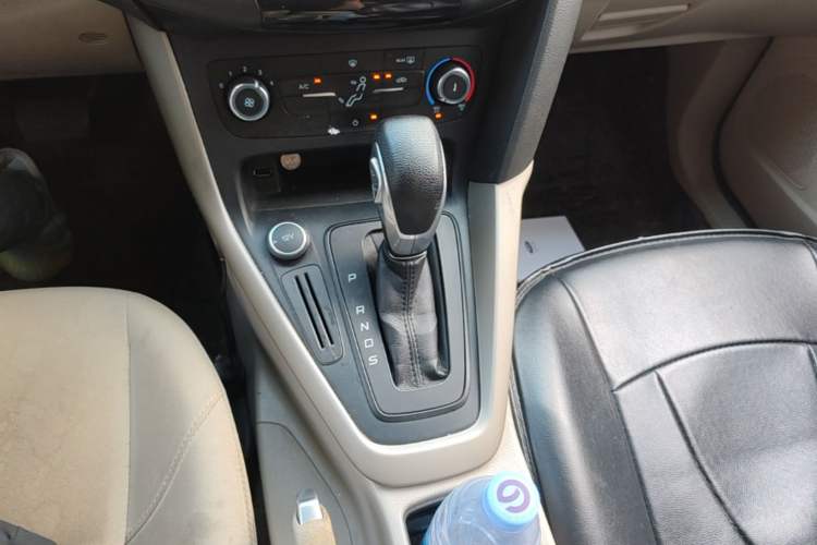 Used Ford Focus 2017 Sedan 1.6L Automatic Comfort Plus SmartDrive Edition Gear Lever