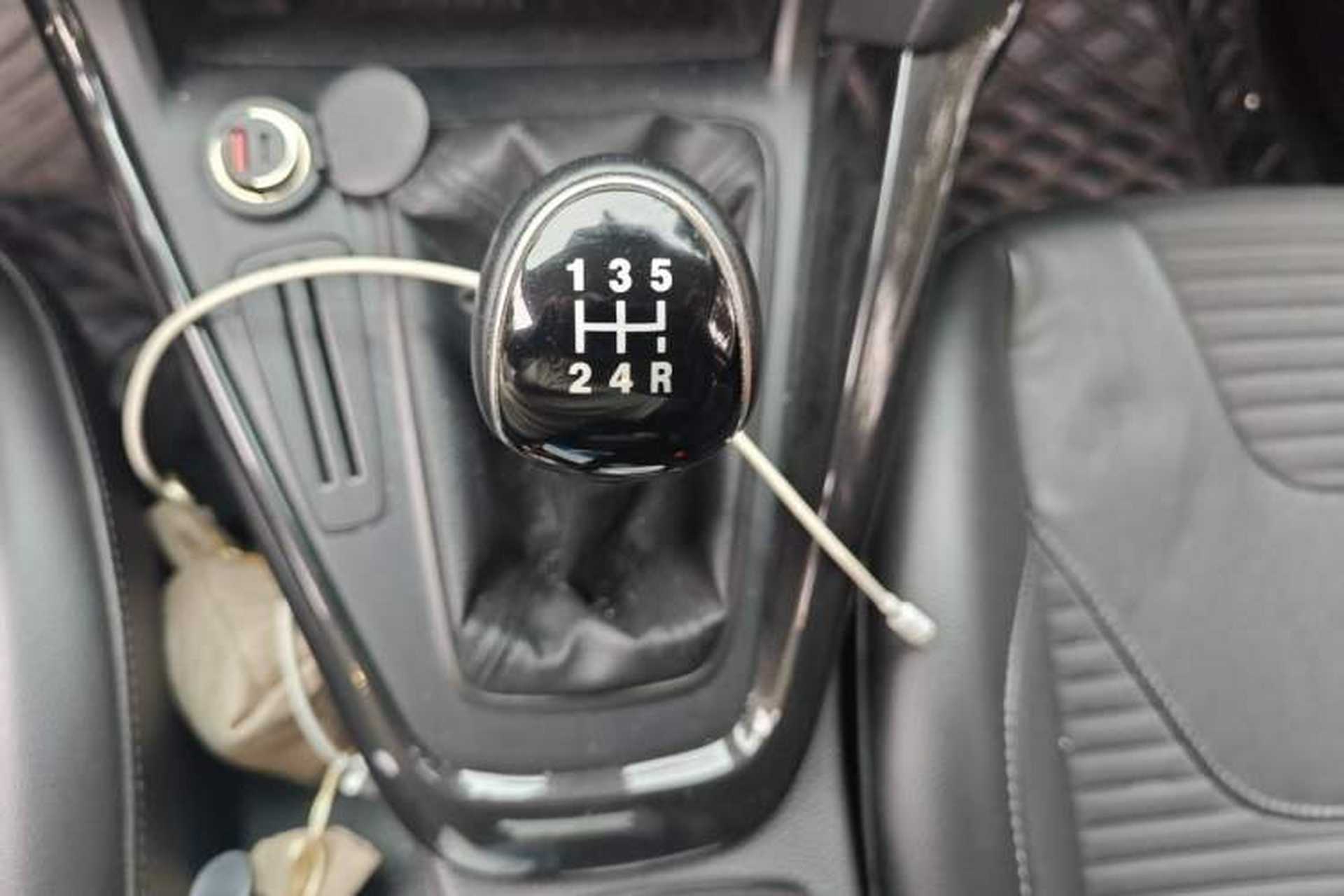 Used Ford Focus 2017 Sedan EcoBoost 125 Manual – Ultra-Style Edition with SmartDrive Features Gear Lever