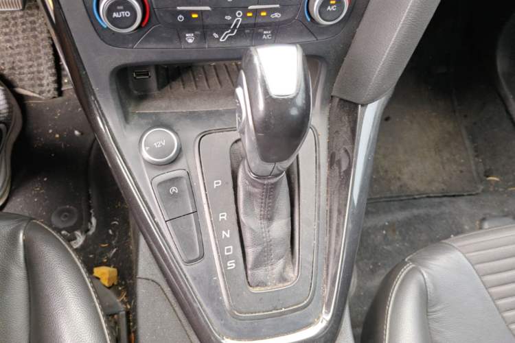 Used Ford Focus 2017 Sedan EcoBoost 125 Automatic Supreme Style SmartDrive Edition Gear Lever