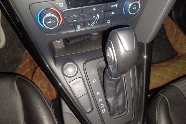 Used Ford Focus 2017 Hatchback EcoBoost 125 Automatic - Ultra-Powerful Style Edition with Smart Drive Features Gear Lever